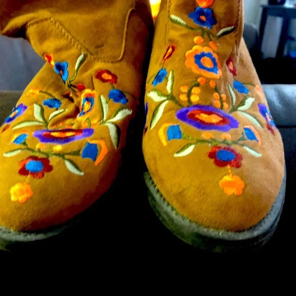 Size 7.5 super cute, boho style brown faux suede MUDD ankle boots. So trendy - Picture 1 of 6